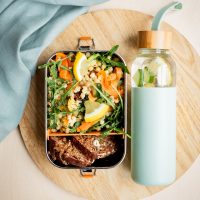 <mark>Veganer Fregola­salat</mark> mit medi­terranem Ge­müse für die Lunch­box