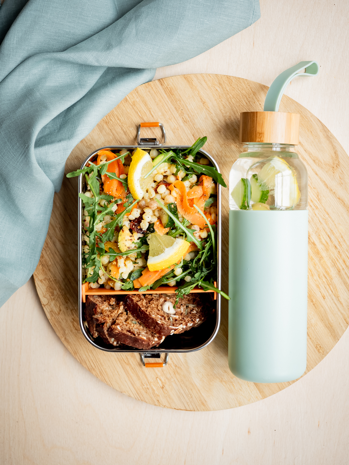 Veganer Fregola­salat mit medi­terranem Ge­müse für die Lunch­box