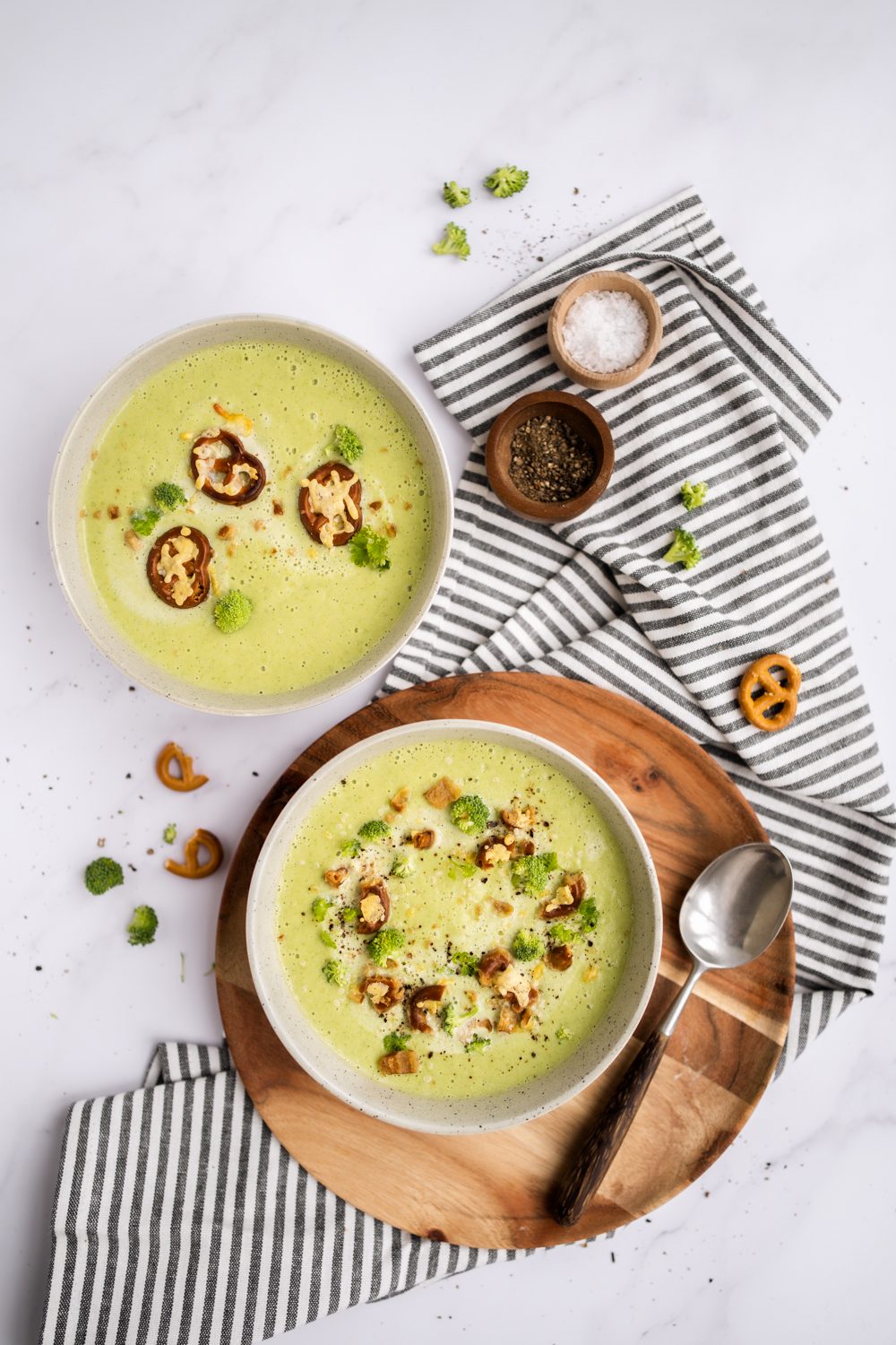 Brokkoli-Pasti­naken-Suppe mit Brezel-Croûtons