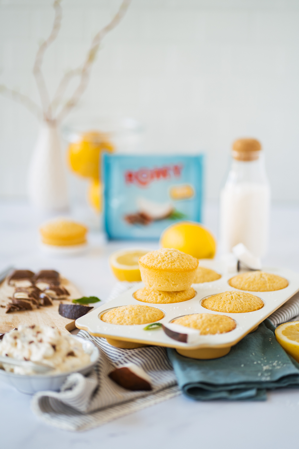 Zitronen-Kokos-Muffins mit straciatella creme