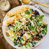 <mark>Family-Salat</mark> mit Zucker­schoten, Nuss-Mix und Yufka-Röll­chen