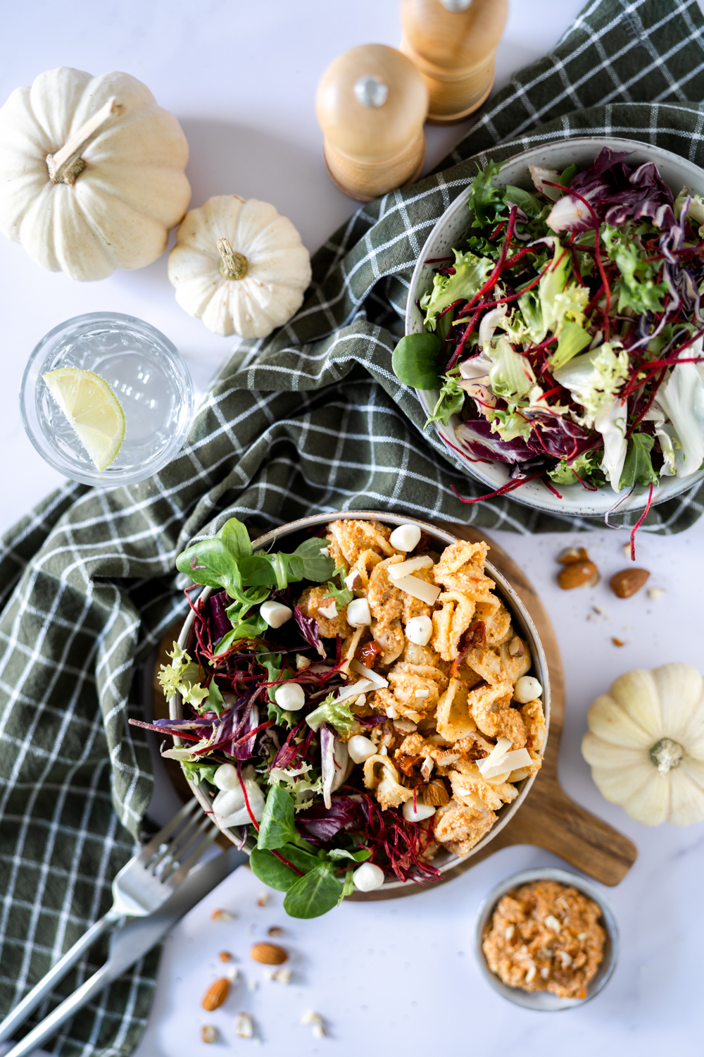 Orecciette mit Mandel-Pesto-Rosso und Herbst­gefühl-Salat