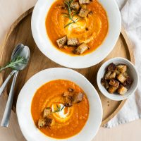 Orientalische <mark>Möhren-Suppe</mark> mit Tomaten und Crôutons