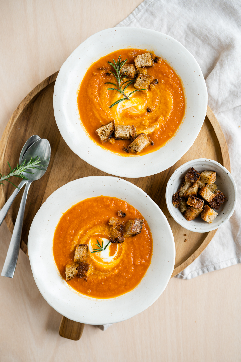 Orientalische Möhren-Suppe mit Tomaten und Crôutons