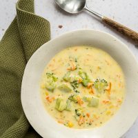 <mark>Cremige Käse-Brokkoli-Suppe</mark> mit Möhren und Mais
