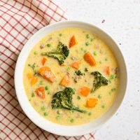 <mark>Cremige Käse-Gemüsesuppe</mark> – ein echter Familienliebling!